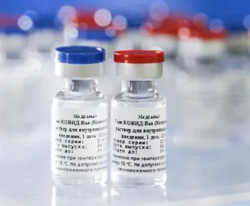 Научный журнал Nature назвал российскую вакцину «Спутник V» «безопасной и эффективной»