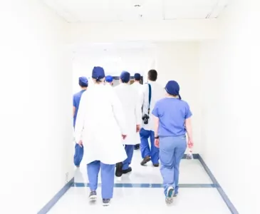 В Англии освободят от изоляции ключевых работников, прошедших полную вакцинацию