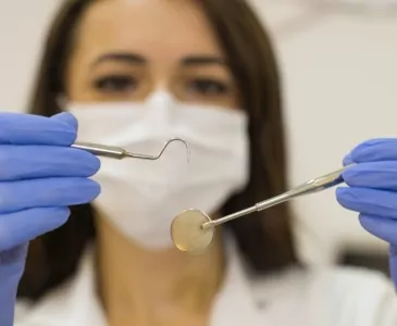Стоматологи, пилоты и врачи вошли в топ-10 самых высокооплачиваемых профессий в Великобритании