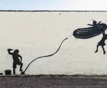 Власти Норфолка закрасили работу Бэнкси. Она напоминала о трагедии, случившейся три года назад