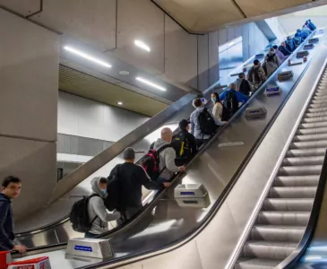 Пассажиры лондонского метро стали чаще падать с эскалаторов, потому что из-за коронавируса не держатся за поручни