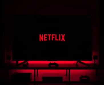 Netflix расширяет присутствие в Британии: компания на долгий срок арендовала студии, где снимали Бондиану