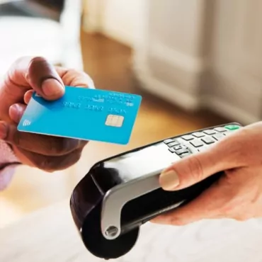 В Британии увеличили лимит на покупки бесконтактной картой до 100 фунтов
