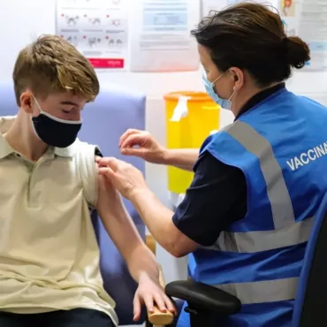 Запись на вакцинацию детей 12-15 лет в Англии откроется уже со следующей недели