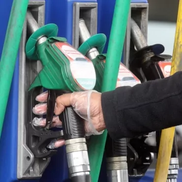 Бензин в Великобритании подорожал почти до рекордного уровня