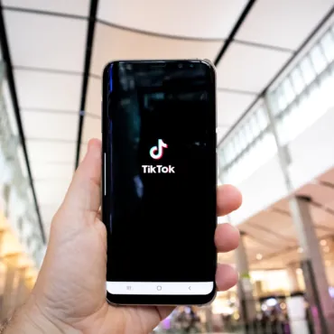 Слабоумие и отвага: Илья Гончаров о самых идиотских и опасных забавах TikTok
