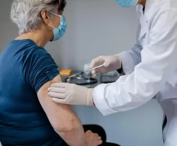Британцам старше 75 лет предложат привиться от коровируса в четвертый раз
