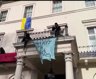 Активисты разместили на лондонском особняке Олега Дерипаски украинский флаг