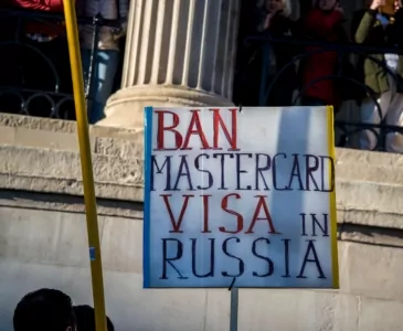 Visa и MasterCard останавливают работу в России