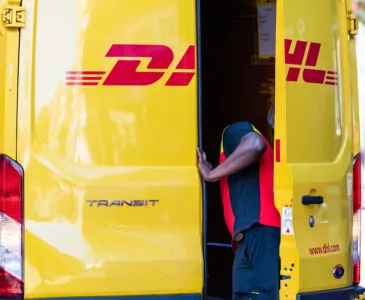 DHL остановила доставку в Украину и Россию