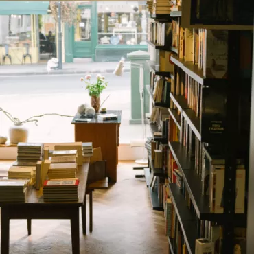 11 книг на лето от Idiot Books