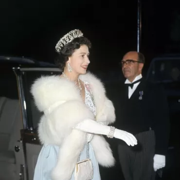 В Букингемском дворце покажут гардероб Елизаветы II — от твидовых жакетов до сумок Launer