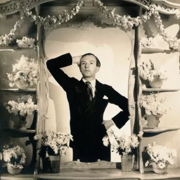 Цилиндр с бутербродами. Выставка Сесила Битона