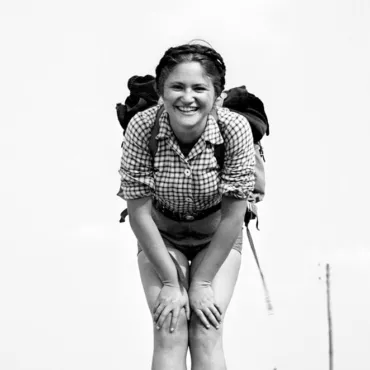 Дина Верни. Девушка в красном 