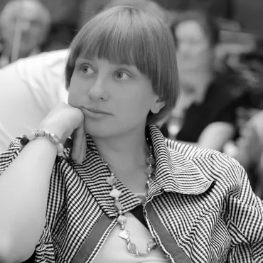 Вырезанные по контуру: как Ксения Букша говорит о войне и усталости