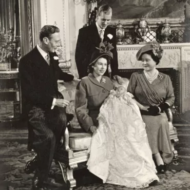 Ложка, сорочка и часы смерти: 5 странных реликвий королевской семьи 