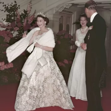 На виду у всей нации. О чем рассказывает выставка нарядов Елизаветы II в Лондоне