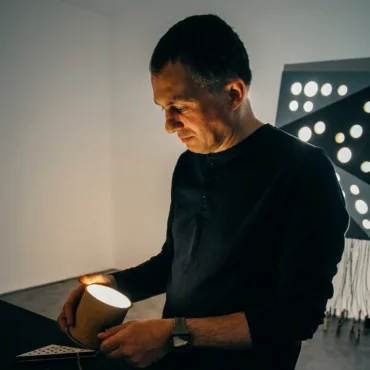 Кинетика мышления: в лондонской студии Сасана Сахaфи