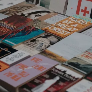 Ложь, лес и маятник. Какие они, книги-финалисты Pushkin House Book Prize 2026?