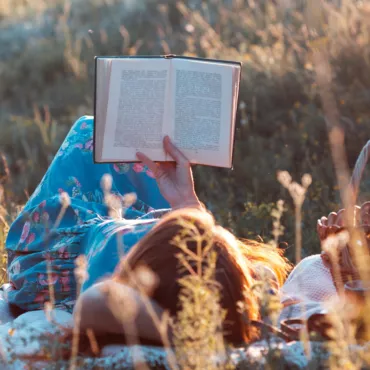 Сердцу и уму: 8 книг, которые приятно читать на отдыхе